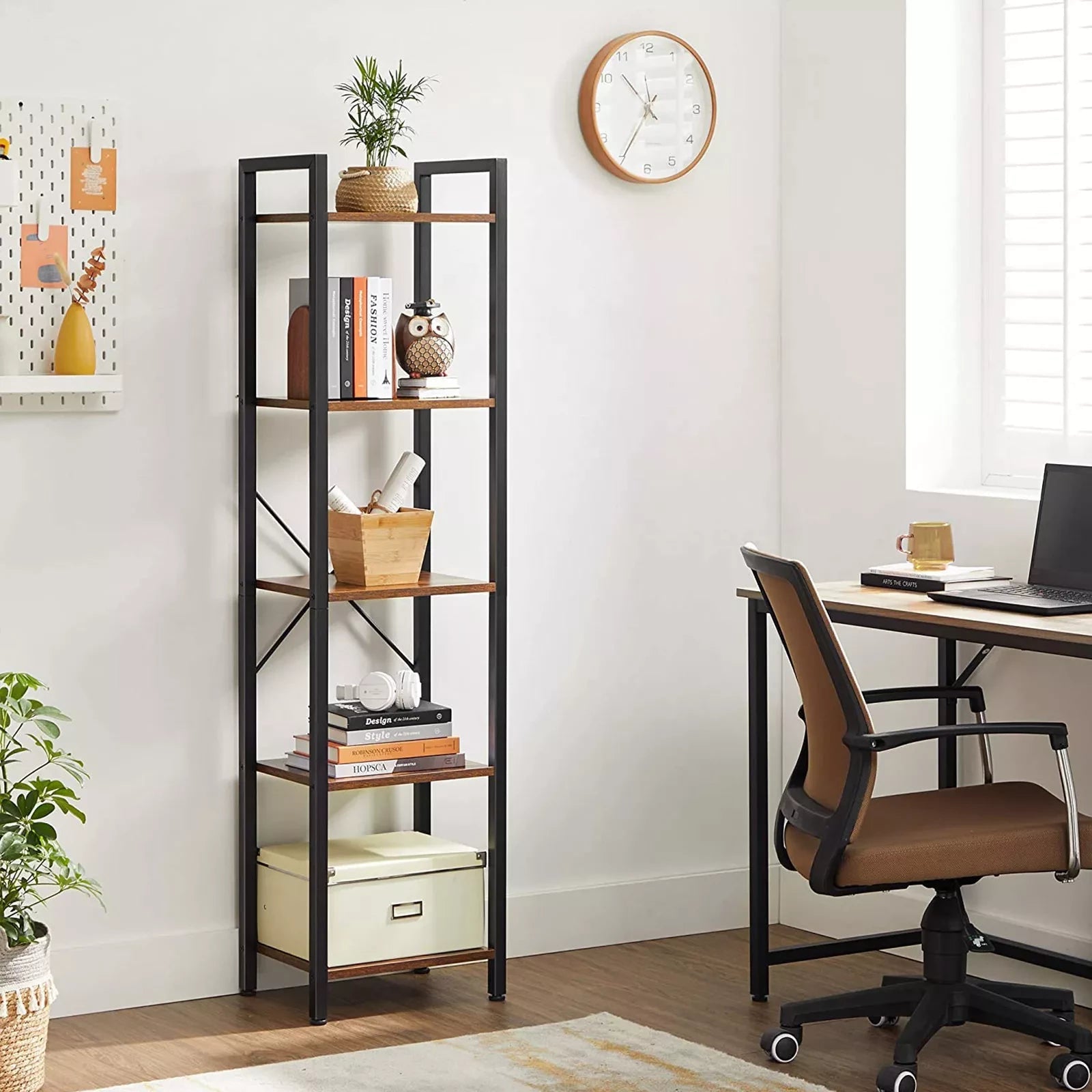 In And OutdoorMatch Boekenkast Charlene - Opbergrek - 5 Lagen - Open Planken - Kantoor - Woonkamer - Slaapkamer - 40x30x146cm - Vintage Bruin/Zwart storage rack