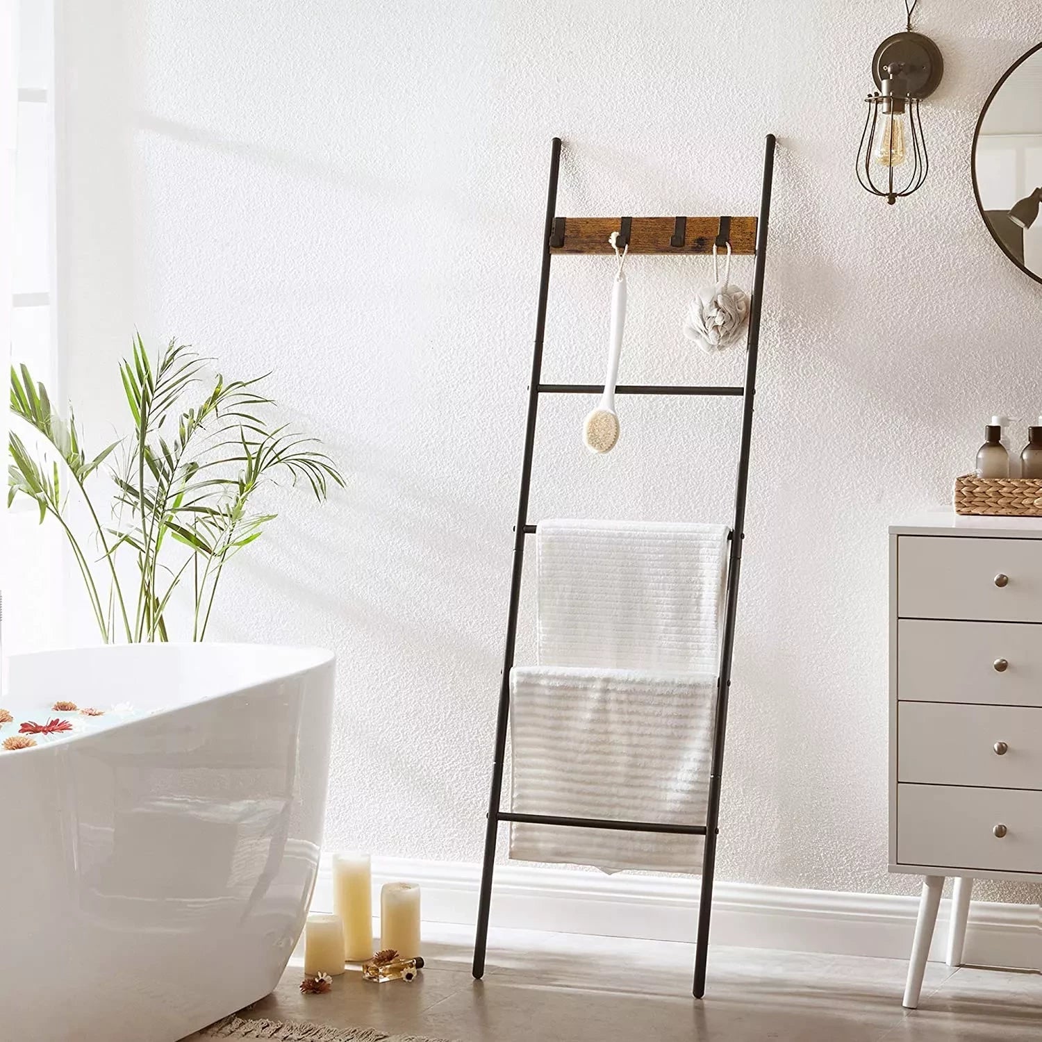 In And OutdoorMatch Handdoekladder Maude - Handdoekrek - Ladderplank - Leunend rek met 5 niveaus - 44x160cm - Ruimtebesparend - Metalen frame - 4 haken - Industriële stijl - Vintage Bruin/Zwart towel rack