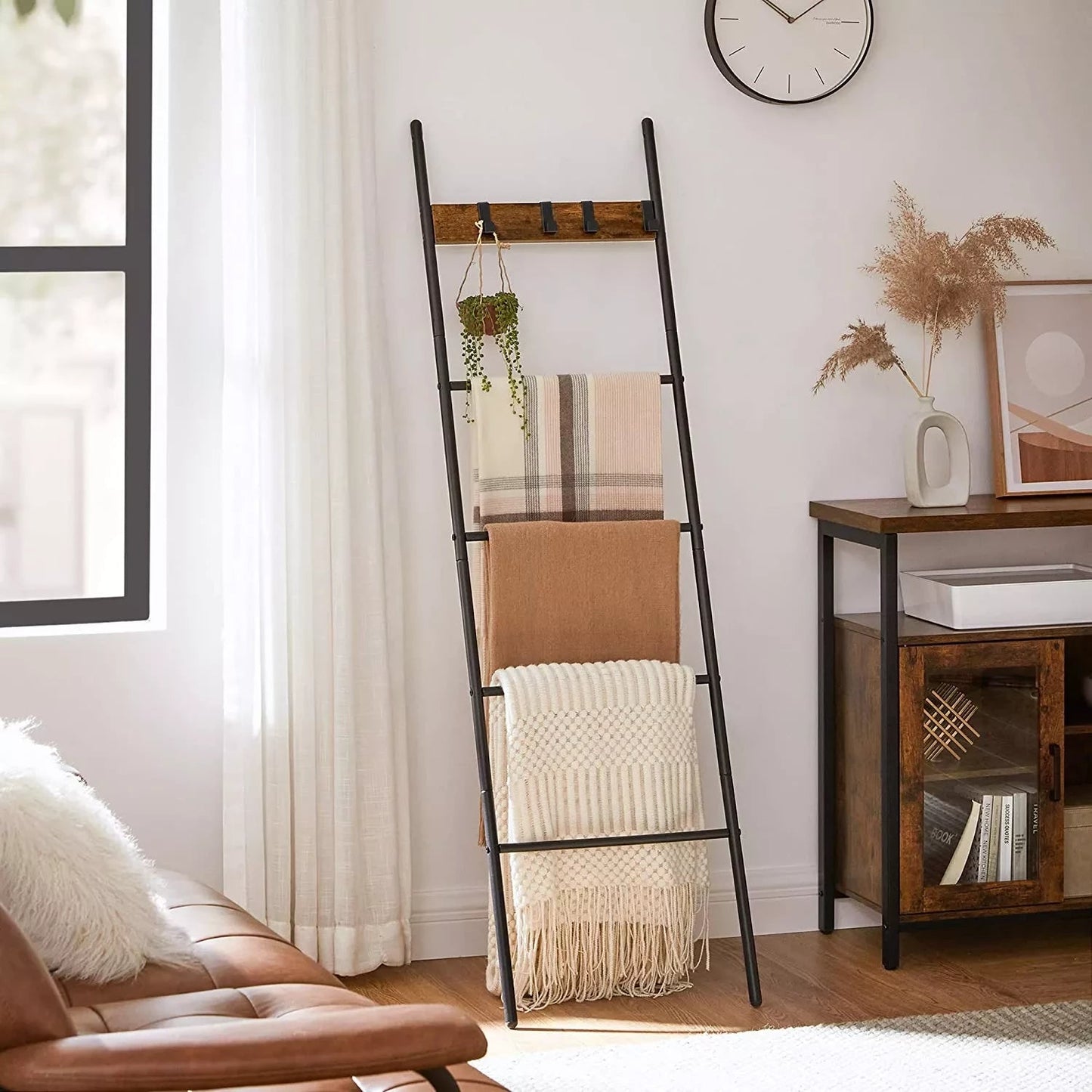 In And OutdoorMatch Handdoekladder Maude - Handdoekrek - Ladderplank - Leunend rek met 5 niveaus - 44x160cm - Ruimtebesparend - Metalen frame - 4 haken - Industriële stijl - Vintage Bruin/Zwart towel rack