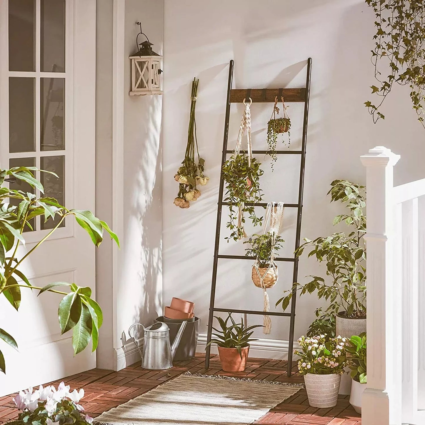 In And OutdoorMatch Handdoekladder Maude - Handdoekrek - Ladderplank - Leunend rek met 5 niveaus - 44x160cm - Ruimtebesparend - Metalen frame - 4 haken - Industriële stijl - Vintage Bruin/Zwart towel rack
